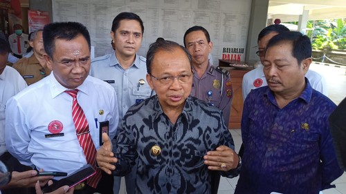 Gubernur Bali Wayan Koster usai inspeksi di UPTD Samsat Tabanan, Senin (1/8/2022).