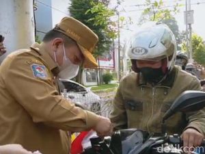 Sambut HUT RI, Gubernur Jambi Bagi-bagi Bendera Merah Putih