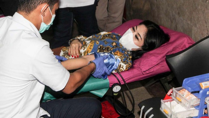 HIPMI Jakarta Barat gelar Charity 2022. Acara diisi dengan donor darah, pembagian 150 sembako dan business coaching clinic untuk UMKM.