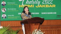 Ketua Umum Badan Pengurus Cabang (BPC) HIPMI Jakarta Barat Rika Amelia Rush memberikan sambutan saat acara Charity 2022 di kantor Walikota Jakarta Barat, Senin (1/7/22).