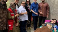 Wakil Ketua Umum Badan Pengurus Pusat (BPP) Himpunan Pengusaha Muda Indonesia (HIPMI) Akbar Himawan (kedua kanan) meninjau Ketua Umum Badan Pengurus Cabang (BPC) HIPMI Jakarta Barat Rika Amelia Rush (kanan) saat menjadi peserta donor darah dalam acara Charity 2022 di kantor Walikota Jakarta Barat, Senin (1/7/22).