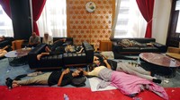 Para pendemo beristirahat, tidur maupun bersantai dalam ruang rapat Gedung Parlemen Irak, di Baghdad, Minggu (31/7/2022).