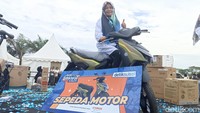 Isram, mendapatkan doorprize sepeda motor dari hasil undian jalan sehat dalam rangka launching detikSulsel. Foto: (Urwatul Wutsqaa/detikSulsel)