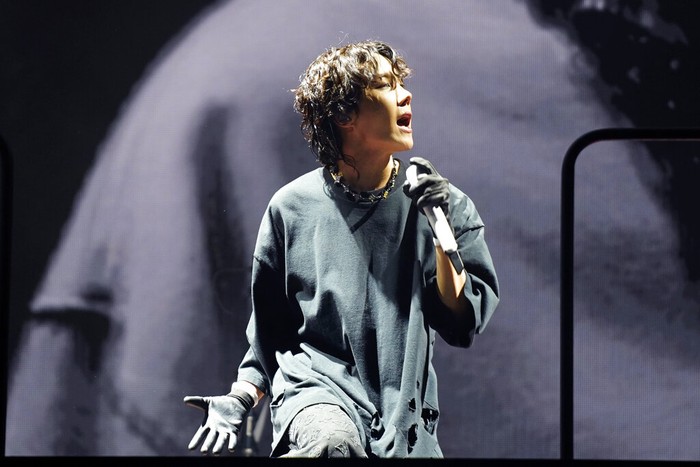 J-Hope di 2022 Lollapalooza Music Festival - Day Four J-Hope performs on Day 4 of the Lollapalooza Music Festival on Sunday, July 31, 2022, at Grant Park in Chicago. (Photo by Rob Grabowski/Invision/AP)