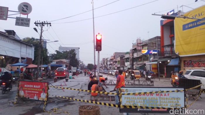 Jalan di depan Pasar Sukaramai Medan mulai diperbaiki