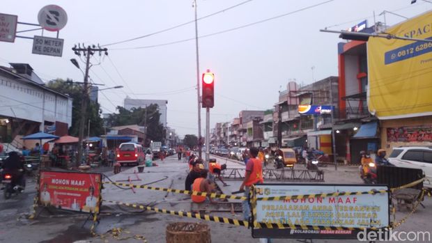 Jalan di depan Pasar Sukaramai Medan mulai diperbaiki