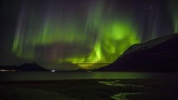 Berikutnya, ada penampakan aurora dari lagit Norwegia. Fenomena aurora ini tercipta ketika atmosfer bumi berinteraksi dengan partikel yang dipancarkan oleh matahari.