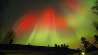 Tak melulu berwarna hijau, fenomena aurora borealis juga tampil dengan warna kemerahan di Finlandia. Warna merah ini tercipta karena efek badai matahari yang terjadi pada 2003 lalu.