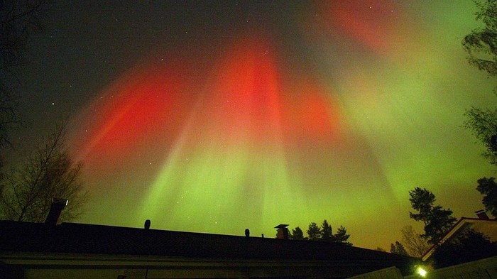 Fenomena aurora menghasilkan cahaya menyala yang ajaib di langit malam. Fenomena alam ini hanya bisa dinikmati di negara yang jauh dari garis khatulistiwa.