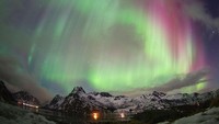 Aurora Australis atau cahaya selatan yang berwarna kemerahan bisa dilihat di negara bagian selatan Bumi seperti Antartika, Amerika Selatan, Australia hingga New Zealand. Sedangkan Aurora Borealis biasanya muncul di belahan bumi utara seperti Finlandia, Islandia (Iceland), Skotlandia, Norwegia, Swedia dan Inggris di bagian Utara.