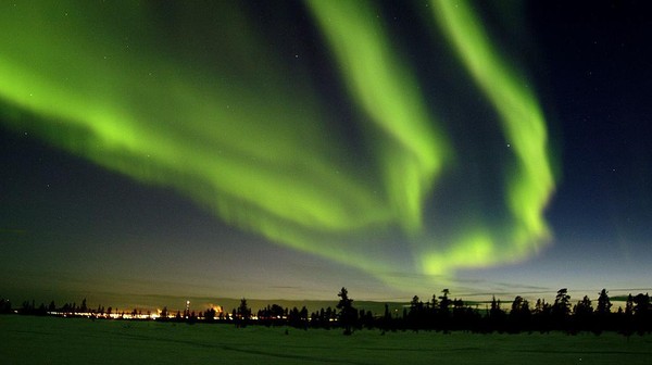 Ini dia penampakan salah satu fenomena aurora di langit Swedia.