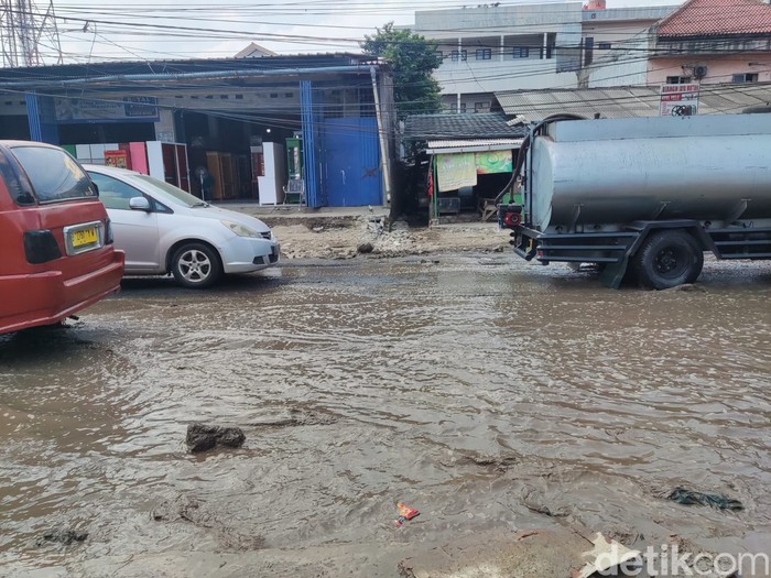Jl Raya Cikarang-Cibarusah di Kabupaten Bekasi rusak parah. Potret 1 Agustus 2022. (M Alfons/detikcom)