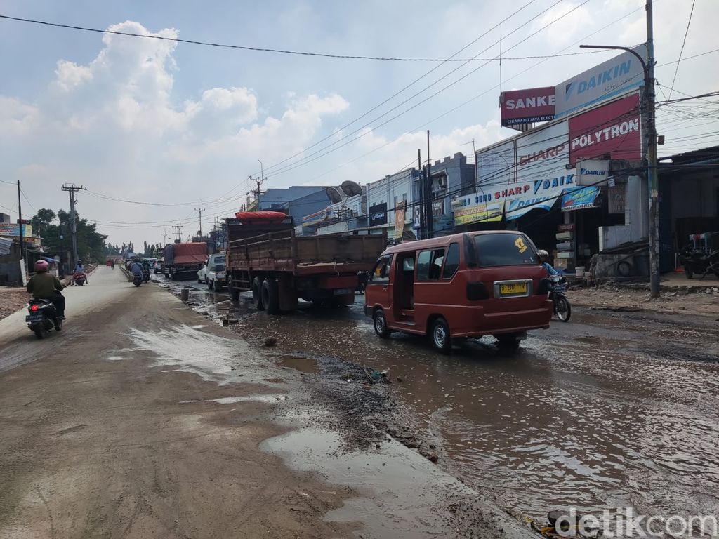 Jl Raya Cikarang-Cibarusah di Kabupaten Bekasi rusak parah. Potret 1 Agustus 2022. (M Alfons/detikcom)