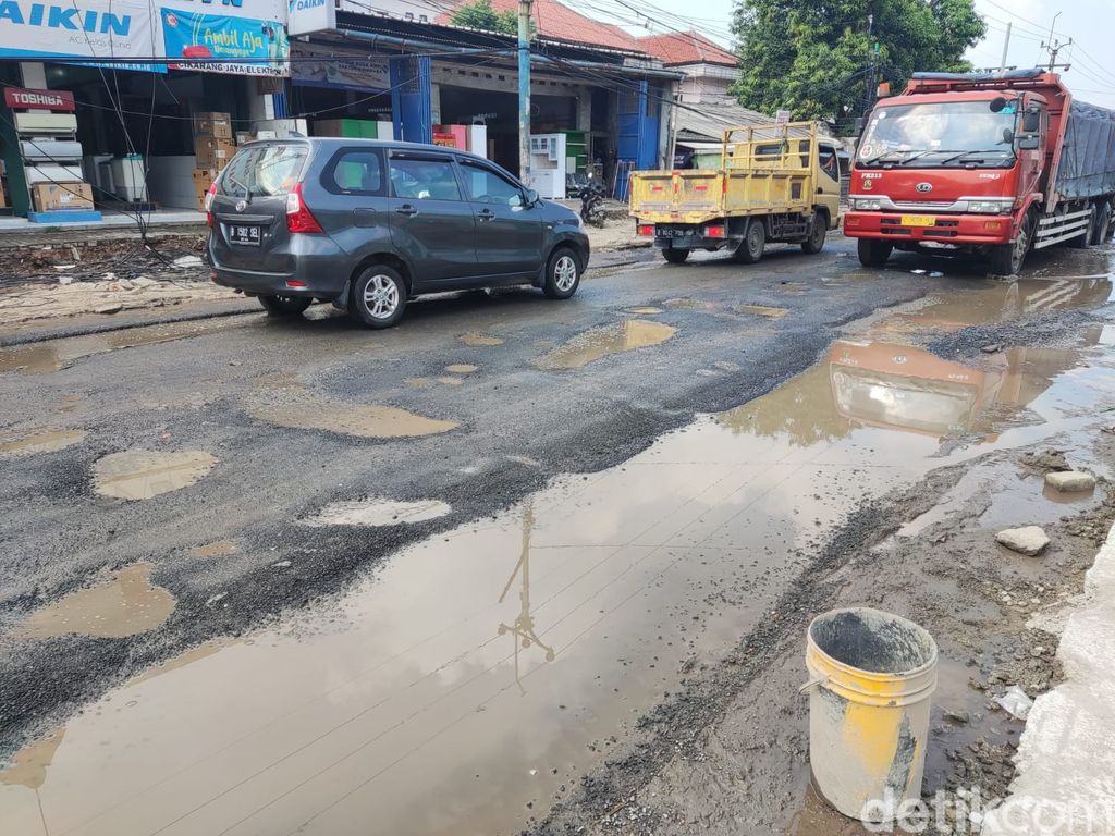Jl Raya Cikarang-Cibarusah di Kabupaten Bekasi rusak parah. Potret 1 Agustus 2022. (M Alfons/detikcom)