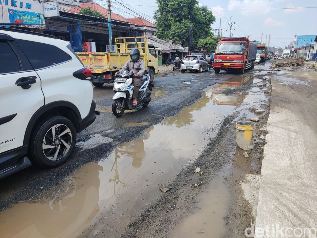 jl raya cikarang-cibarusah di kabupaten bekasi rusak parah. potret 1 agustus 2022. (m alfons/detikcom)