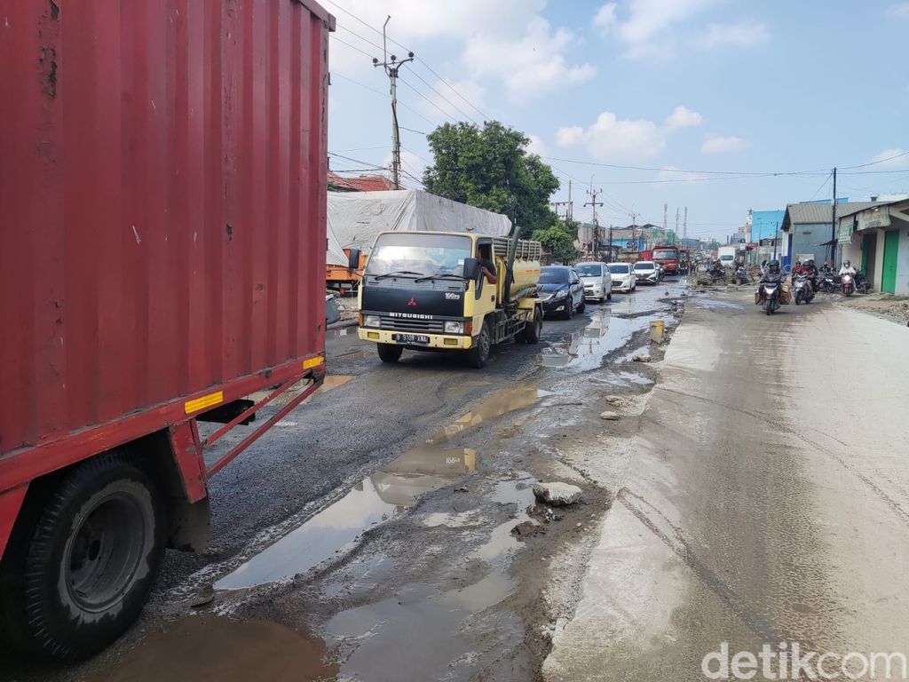 Jl Raya Cikarang-Cibarusah di Kabupaten Bekasi rusak parah. Potret 1 Agustus 2022. (M Alfons/detikcom)
