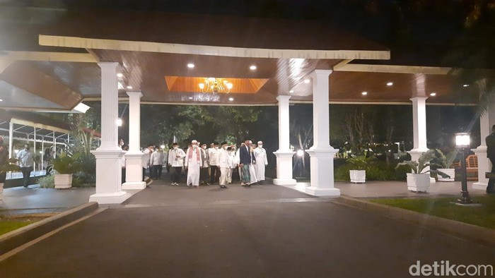 Jokowi Jalan Bersama Para Ulama Menuju Zikir Kebangsaan di Istana