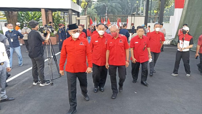 Kader PDIP tiba di KPU