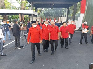 Sekjen PDIP Hasto-Bambang Pacul Tiba di KPU untuk Daftar Pemilu