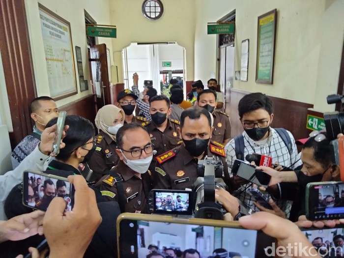 Kajari Jombang Tengku Firdaus