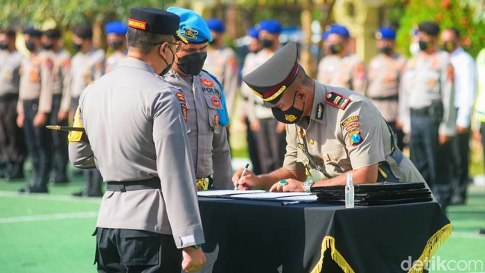 Kasi Humas Polresta Banyuwangi Iptu Lita Kurniawan serah terima jabatan sebagai Kapolsek Tegaldlimo