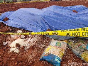Urutan Beras Bansos Disalurkan JNE Berujung Ditimbun di Depok