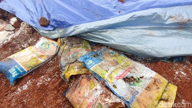 Kasus JNE Depok tengah menjadi sorotan masyarakat. Pasalnya, sejumlah karung beras ditemukan dalam timbunan tanah di tanah lapang Tirtajaya, Sukmajaya, Depok.