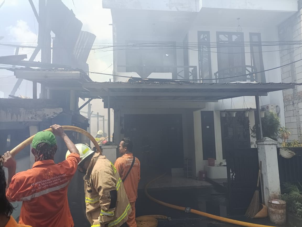 Kebakaran terjadi di kawasan Sunter, Kelapa Gading, Jakarta Utara (Jakut). Dua unit rumah semipermanen dilaporkan terbakar. (dok Sudin Gulkarmat Jakut)