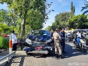 Moncong Terios Ringsek Usai Tabrak Pantat Innova di Prapen Surabaya