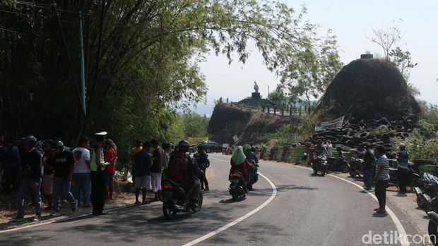 Kecelakaan truk masuk jurang di Bukit Bego Bantul, Senin (1/8/2022).