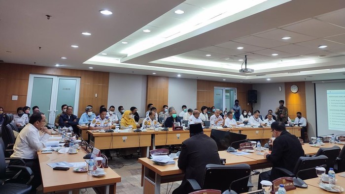 Komisi B DPRD DKI Jakarta hari ini menggelar rapat kerja bersama Pemprov DKI Jakarta, direksi PT Transportasi Jakarta (TransJakarta), dan Komite Nasional Keselamatan Transportasi (KNKT).