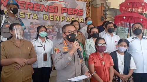 Konferensi pers Polresta Denpasar dalam memberikan keterangan perkembangan terbaru kasus bocah telantar di Sidakarya, Kota Denpasar, Senin (1/8/2022)