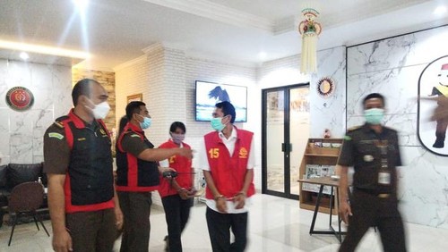 Dua dari tujuh terdakwa kasus korupsi pengadaan masker di Dinsos Karangasem saat pelimpahan perkara beberapa waktu lalu