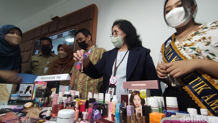 Kosmetik tanpa izin maupun mengandung bahan berbahaya yang disita BBPOM, Senin (1/8/2022).