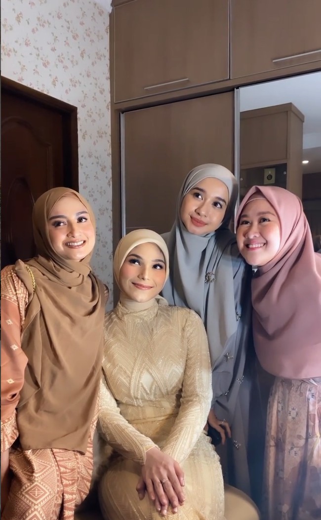 Senyum bahagia tampak jelas di wajahnya. Wanita 35 tahun ini terlihat ikut senang di hari istimewa teman dekatnya. Foto: Instagran/@laudyacynthiabella