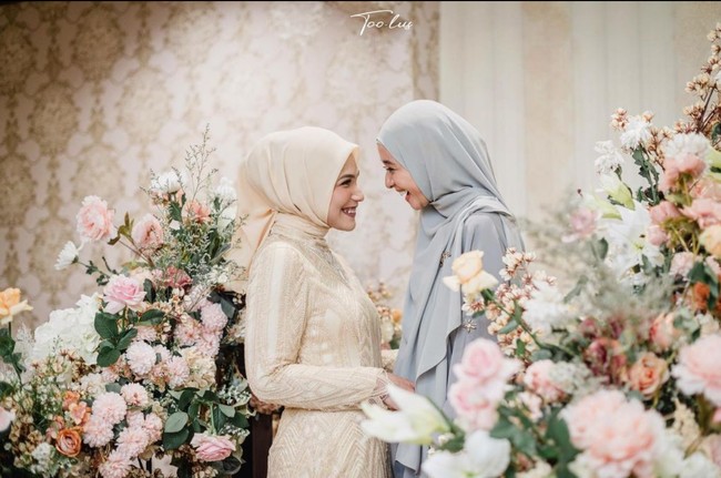 Laudya Cynthia Bella datang ke pernikahan sahabatnya, Emma Khadijah Alaydrus. Aktris sekaligus pengusaha ini memilih gaya simpel namun tetap elegan. Foto: Instagran/@laudyacynthiabella