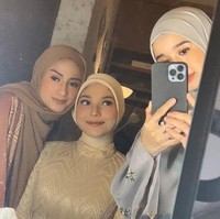 Tak lupa, Laudya Cynthia Bella juga menghaturkan doa untuk kebahagiaan Emma Khadijah. “Semoga ALLAH melimpahkan keberkahan kepadamu dan keberkahan atas pernikahanmu, serta mengumpulkan kalian berdua dalam kebaikan. Aamiin Allahhumma Aamiin. Love you adikKu sayang @emmaadijah,” tulisnya pada caption foto. Foto: Instagran/@laudyacynthiabella