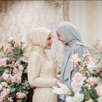 Laudya Cynthia Bella datang ke pernikahan sahabatnya, Emma Khadijah Alaydrus. Aktris sekaligus pengusaha ini memilih gaya simpel namun tetap elegan. Foto: Instagran/@laudyacynthiabella