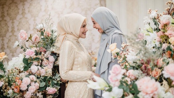 Gaya Laudya Cynthia Bella di Nikahan Sahabat, Bantah Dinikahi Pangeran Dubai