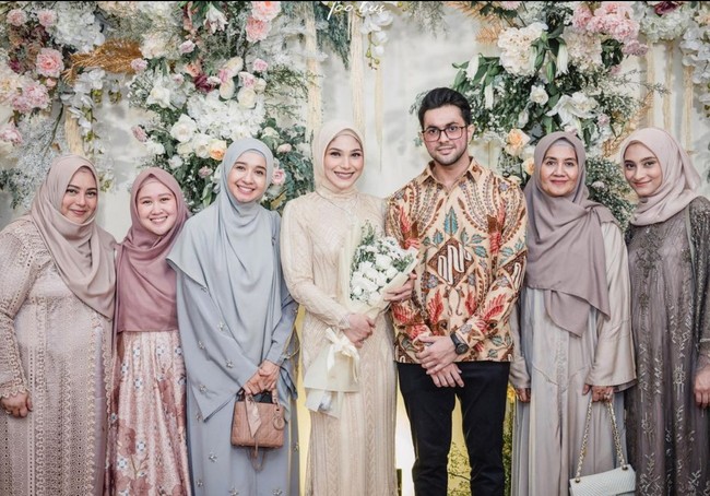 Mantan istri Engku Emran ini tampil monokrom berbalut gamis abu-abu yang dipercantik aplikasi bentuk bunga. Dia melengkapi penampilannya dengan tas Lady Dior warna salem. Foto: Instagran/@laudyacynthiabella