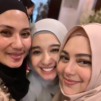 Kemunculan Laudya Cynthia Bella di pernikahan teman membuatnya jadi sorotan netizen. Pasalnya, wanita 34 tahun ini tak lagi wara-wiri di TV dan digosipkan menikah dengan pria asal Dubai. Foto: Instagran/@laudyacynthiabella