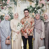 Mantan istri Engku Emran ini tampil monokrom berbalut gamis abu-abu yang dipercantik aplikasi bentuk bunga. Dia melengkapi penampilannya dengan tas Lady Dior warna salem. Foto: Instagran/@laudyacynthiabella