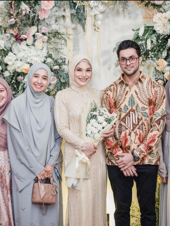 Kabar itu langsung dibantah oleh asisten Laudya Cynthia Bella, Rita. Mohon maaf itu berita yang sangat tidak benar,semoga kita semua terhindar dari fitnah ya.. Barakallahufik, tegas Rita, asisten Laudya Cynthia Bella, seperti dikutip dari detikHot. Foto: Instagran/@laudyacynthiabella