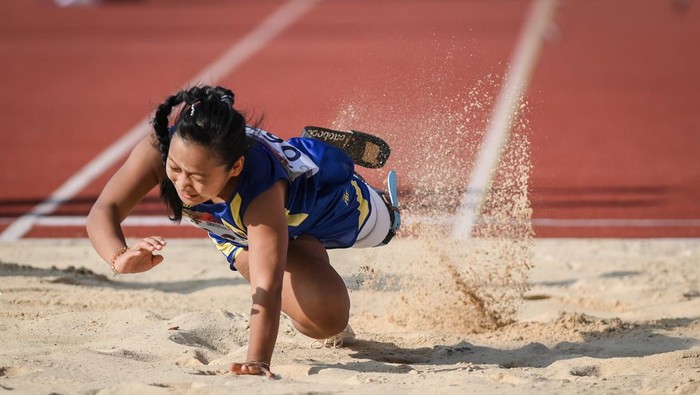 Atlet lompat jauh Indonesia Helin Wardina mendarat di pasir setelah melakukan lompatan saat bertanding dalam cabang olahraga lompat jauh ASEAN Para Games 2022 di Stadion Manahan, Solo, Jawa Tengah, Senin (1/8/2022). ANTARA FOTO/Mohammad Ayudha/tom.