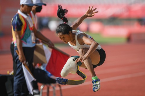 Atlet lompat jauh Indonesia Helin Wardina mendarat di pasir setelah melakukan lompatan saat bertanding dalam cabang olahraga lompat jauh ASEAN Para Games 2022 di Stadion Manahan, Solo, Jawa Tengah, Senin (1/8/2022). ANTARA FOTO/Mohammad Ayudha/tom.