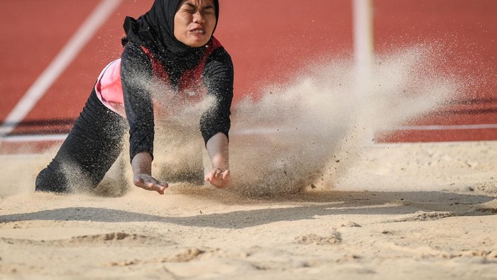 Atlet lompat jauh Indonesia Helin Wardina mendarat di pasir setelah melakukan lompatan saat bertanding dalam cabang olahraga lompat jauh ASEAN Para Games 2022 di Stadion Manahan, Solo, Jawa Tengah, Senin (1/8/2022). ANTARA FOTO/Mohammad Ayudha/tom.