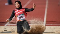 Atlet lompat jauh Indonesia Karisma Evi mendarat di pasir setelah melakukan lompatan saat bertanding dalam cabang olahraga lompat jauh ASEAN Para Games 2022 di Stadion Manahan, Solo, Jawa Tengah, Senin (1/8/2022). Ia memperoleh medali perak dengan lompatan sejauh 4,03 meter.