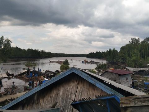 Sejumlah rumah  rusak akibat longsor di Indragiri Hilir, Riau.