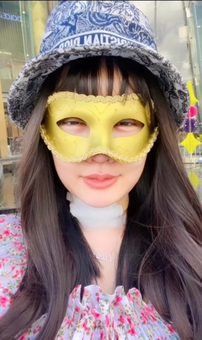 Lucinta Luna sebelumnya telah membeberkan jika dirinya menjalani serangkaian operasi, seperti operasi potong leher, operasi bedah plastik lanjutan, gergaji rahang, hingga ganti kulit. Sudah tak lagi memakai perban, namun tampaknya Lucinta masih belum ingin mengungkap wajah barunya 100%. Dalam beberapa unggahan ia tampak mengenakan topeng yang menutupi setengah bagian wajahnya. Foto: Instagram/@lucintaluna_manjalita