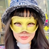 Lucinta Luna sebelumnya telah membeberkan jika dirinya menjalani serangkaian operasi, seperti operasi potong leher, operasi bedah plastik lanjutan, gergaji rahang, hingga ganti kulit. Sudah tak lagi memakai perban, namun tampaknya Lucinta masih belum ingin mengungkap wajah barunya 100%. Dalam beberapa unggahan ia tampak mengenakan topeng yang menutupi setengah bagian wajahnya. Foto: Instagram/@lucintaluna_manjalita